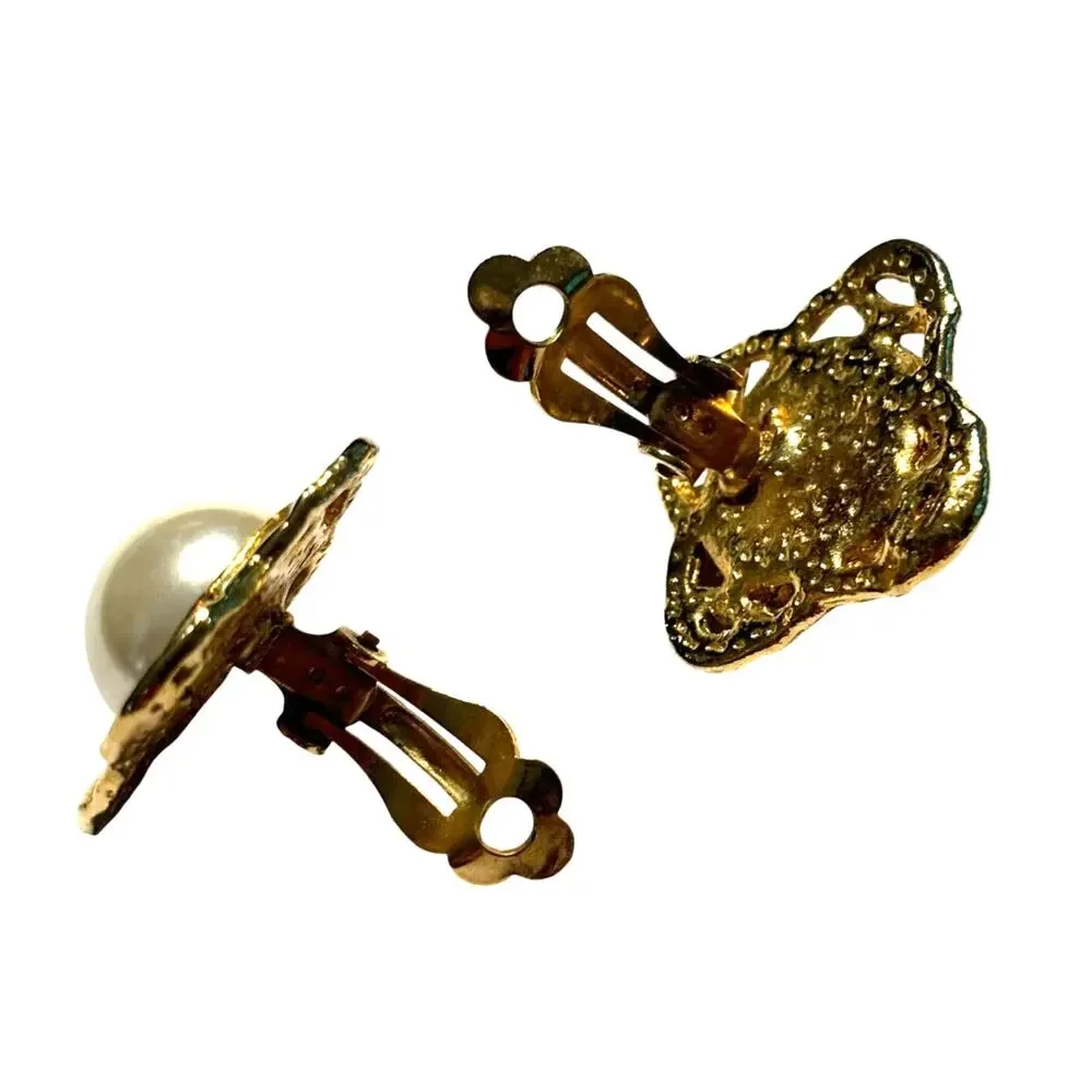 Vintage clip on earrings goldtone & faux pearl classic 1980’s boss lady style